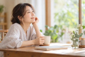 自分のための時間をゆったり過ごす40代女性